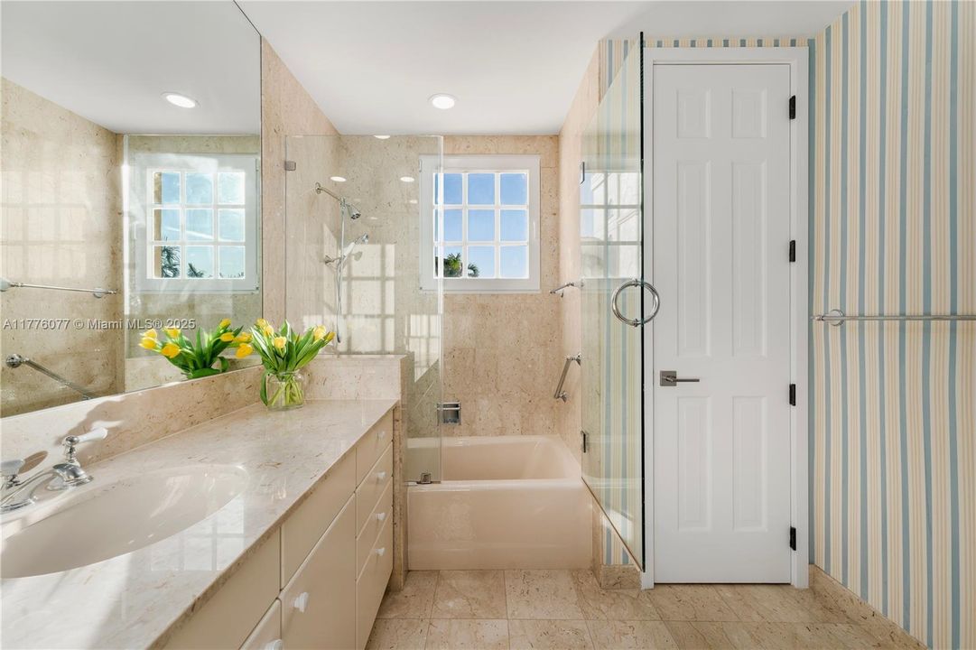 Недавно продано: $5,500,000 (2 спален, 2 ванн, 2420 Квадратных фут)