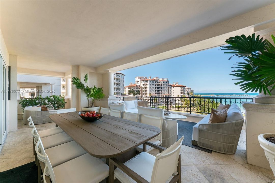 Недавно продано: $5,500,000 (2 спален, 2 ванн, 2420 Квадратных фут)