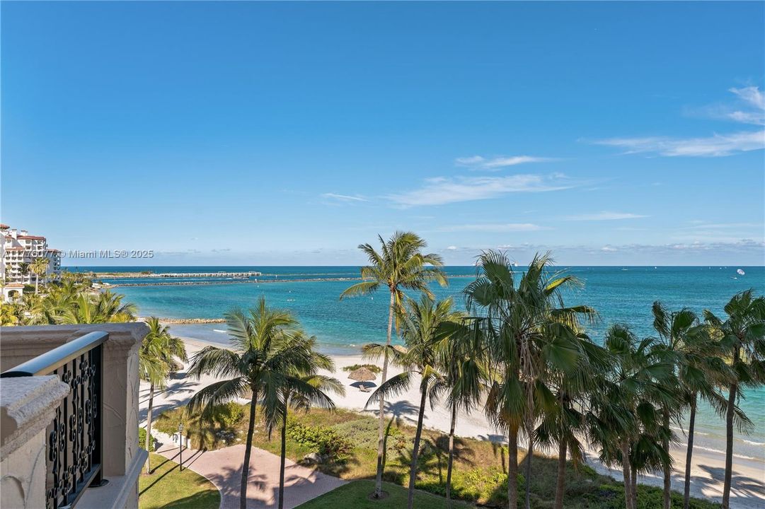 Недавно продано: $5,500,000 (2 спален, 2 ванн, 2420 Квадратных фут)