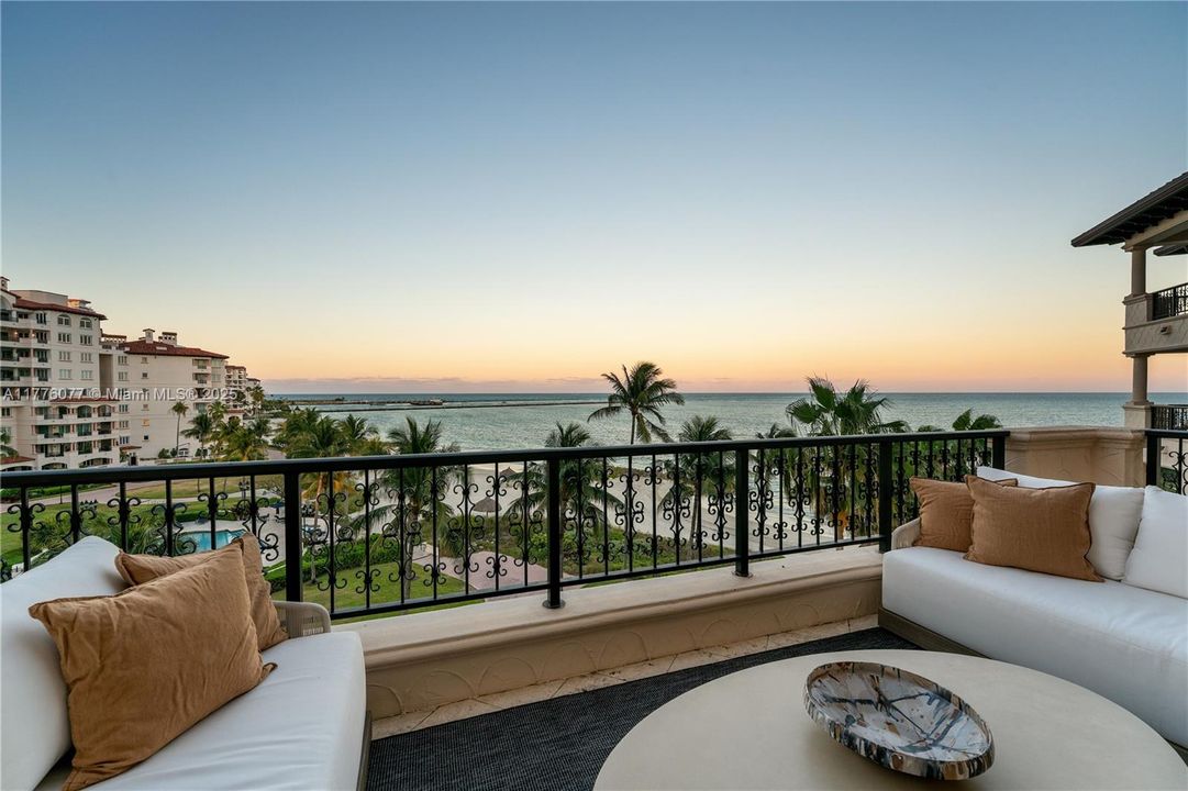 Недавно продано: $5,500,000 (2 спален, 2 ванн, 2420 Квадратных фут)