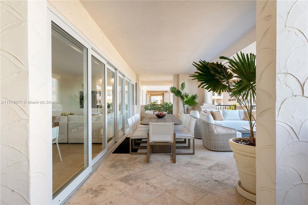 Недавно продано: $5,500,000 (2 спален, 2 ванн, 2420 Квадратных фут)