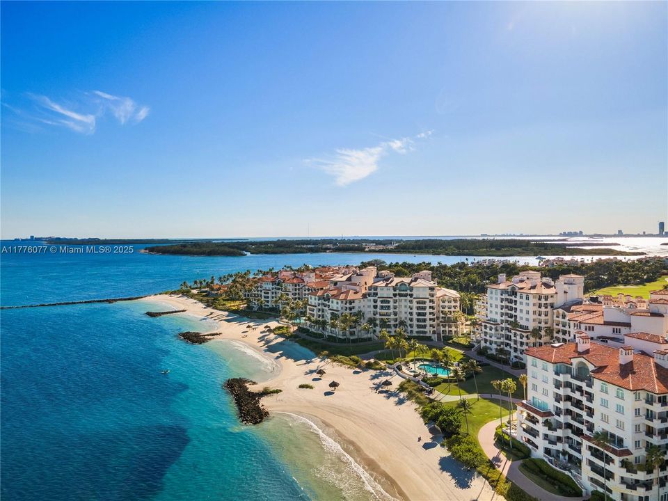 Недавно продано: $5,500,000 (2 спален, 2 ванн, 2420 Квадратных фут)