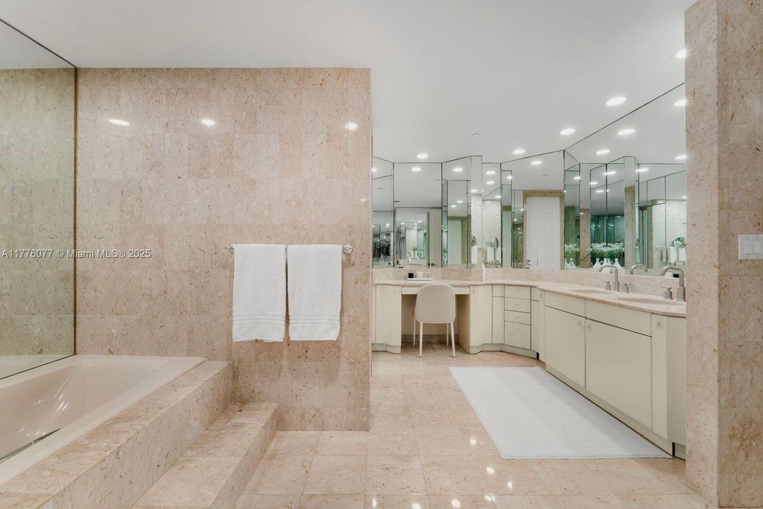 Недавно продано: $5,500,000 (2 спален, 2 ванн, 2420 Квадратных фут)