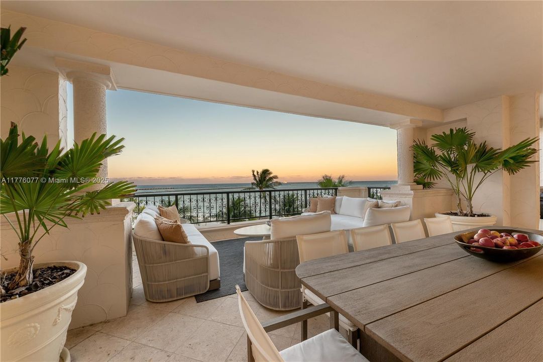 Недавно продано: $5,500,000 (2 спален, 2 ванн, 2420 Квадратных фут)