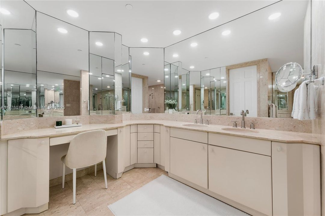 Недавно продано: $5,500,000 (2 спален, 2 ванн, 2420 Квадратных фут)