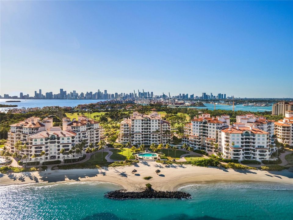 Недавно продано: $5,500,000 (2 спален, 2 ванн, 2420 Квадратных фут)