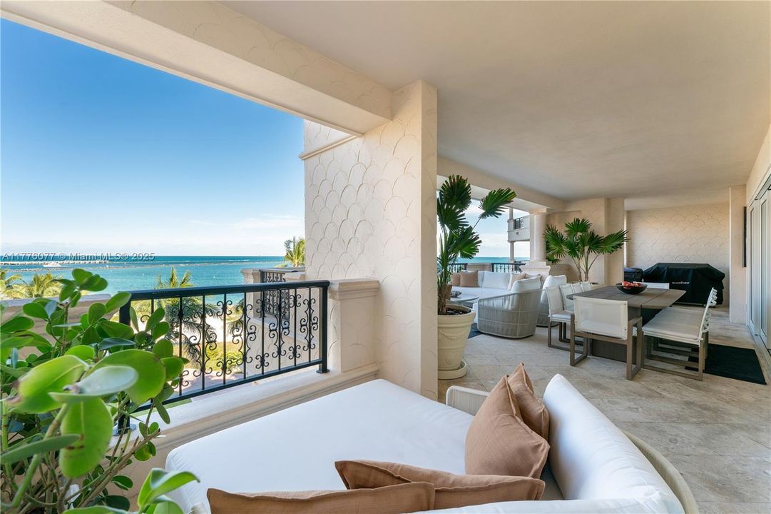 Недавно продано: $5,500,000 (2 спален, 2 ванн, 2420 Квадратных фут)