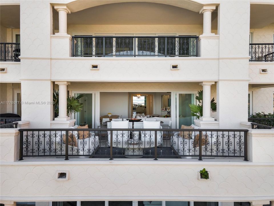 Недавно продано: $5,500,000 (2 спален, 2 ванн, 2420 Квадратных фут)