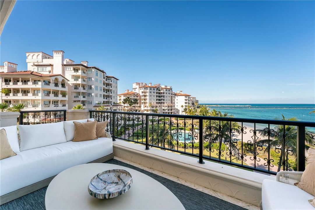 Недавно продано: $5,500,000 (2 спален, 2 ванн, 2420 Квадратных фут)