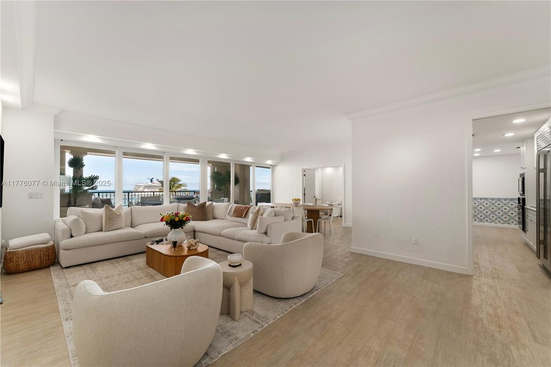 Недавно продано: $5,500,000 (2 спален, 2 ванн, 2420 Квадратных фут)