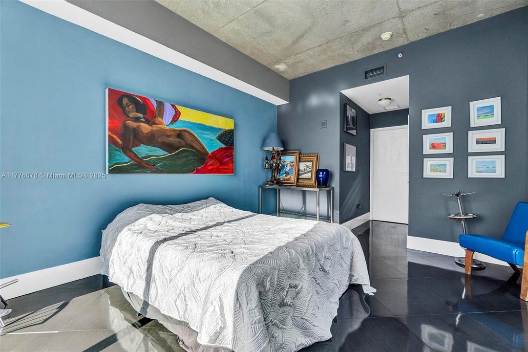 Active With Contract: $470,000 (1 beds, 1 baths, 985 Square Feet)