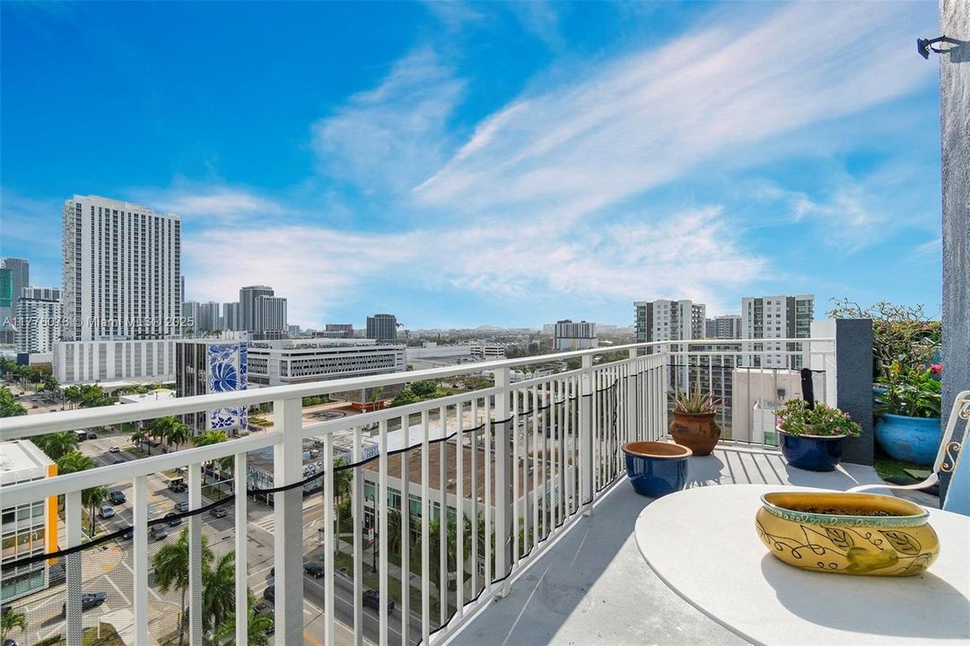 Active With Contract: $470,000 (1 beds, 1 baths, 985 Square Feet)