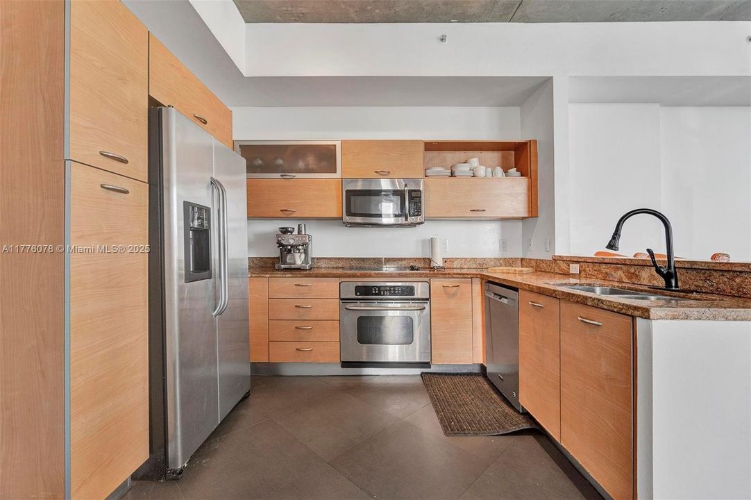 Active With Contract: $470,000 (1 beds, 1 baths, 985 Square Feet)