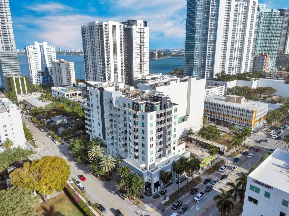 Active With Contract: $470,000 (1 beds, 1 baths, 985 Square Feet)