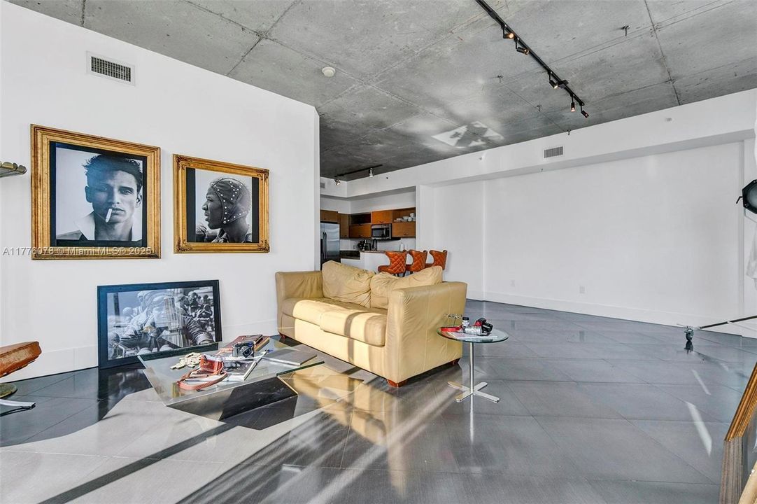 Active With Contract: $470,000 (1 beds, 1 baths, 985 Square Feet)