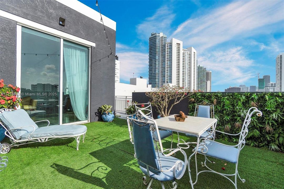 Active With Contract: $470,000 (1 beds, 1 baths, 985 Square Feet)