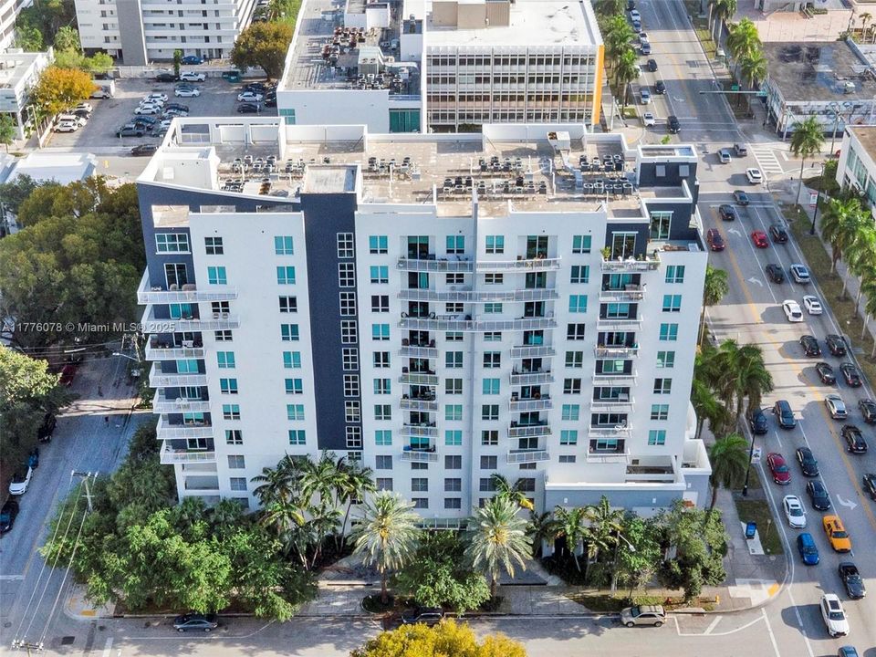 Active With Contract: $470,000 (1 beds, 1 baths, 985 Square Feet)