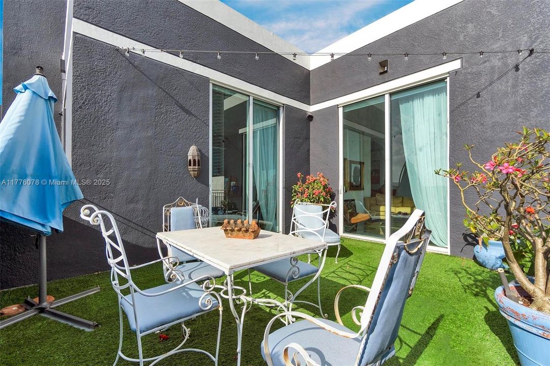 Active With Contract: $470,000 (1 beds, 1 baths, 985 Square Feet)