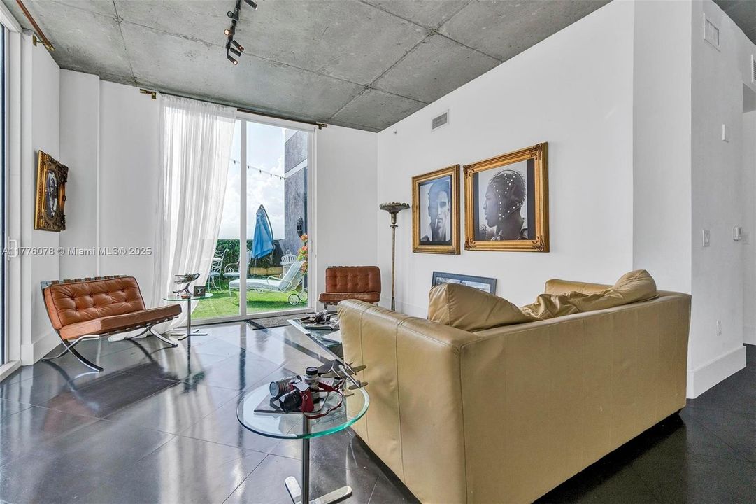 Active With Contract: $470,000 (1 beds, 1 baths, 985 Square Feet)