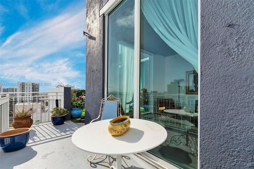 Active With Contract: $470,000 (1 beds, 1 baths, 985 Square Feet)