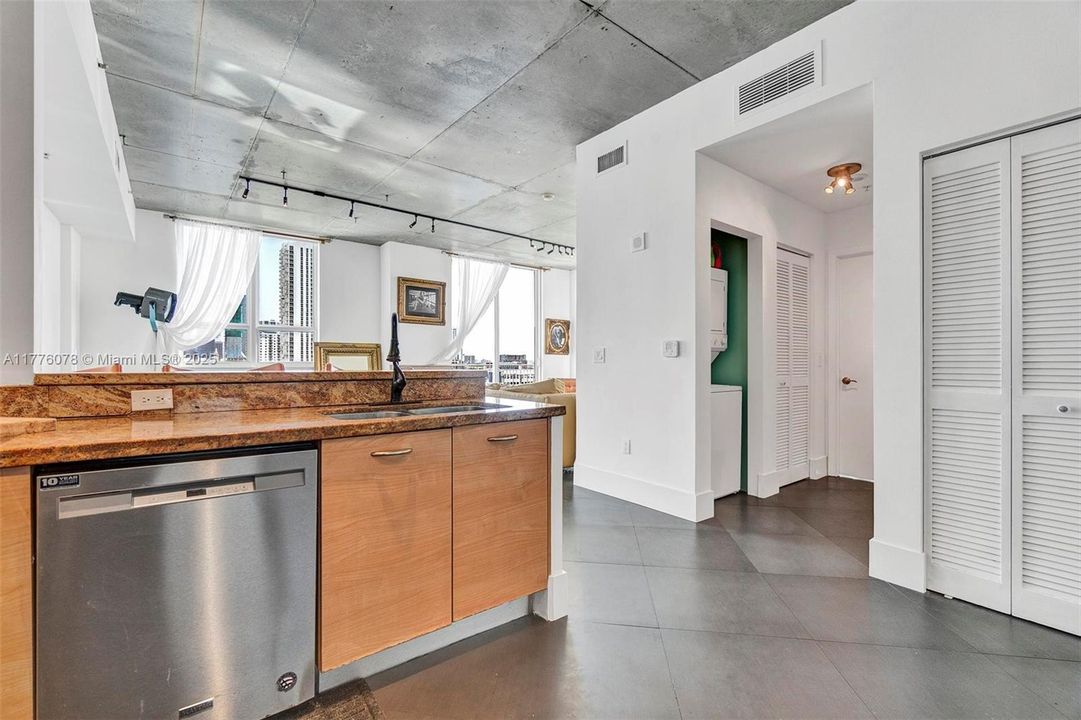 Active With Contract: $470,000 (1 beds, 1 baths, 985 Square Feet)