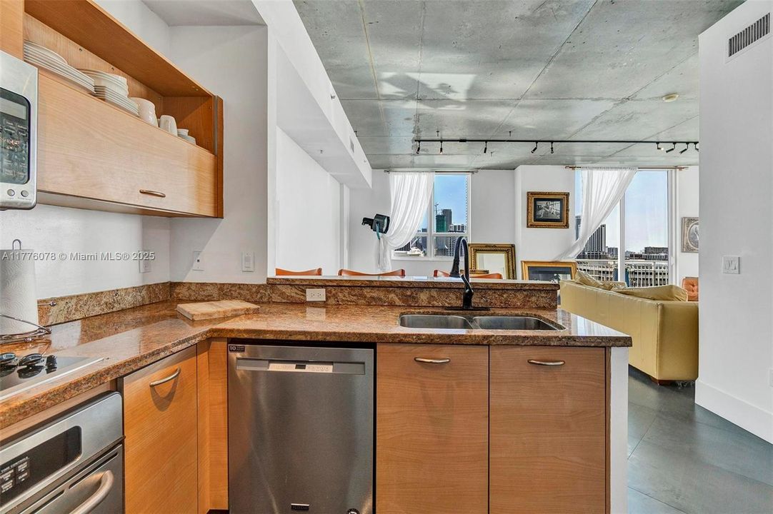 Active With Contract: $470,000 (1 beds, 1 baths, 985 Square Feet)