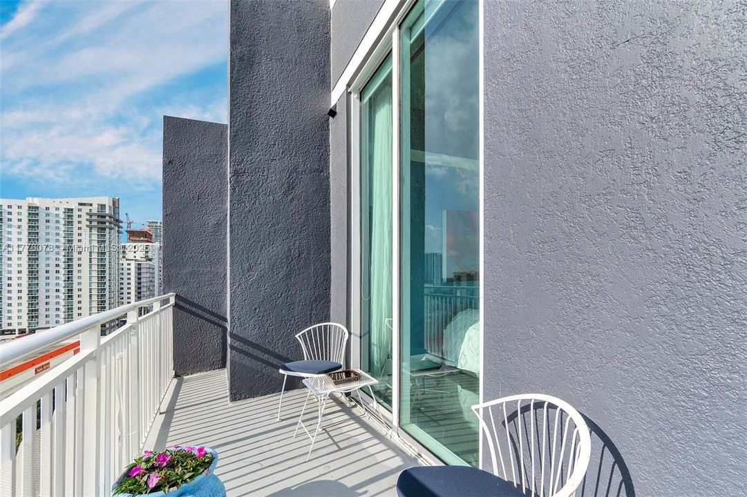 Active With Contract: $470,000 (1 beds, 1 baths, 985 Square Feet)