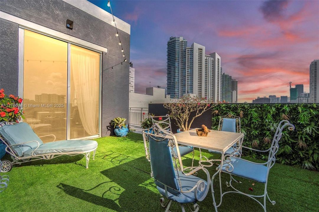 Active With Contract: $470,000 (1 beds, 1 baths, 985 Square Feet)