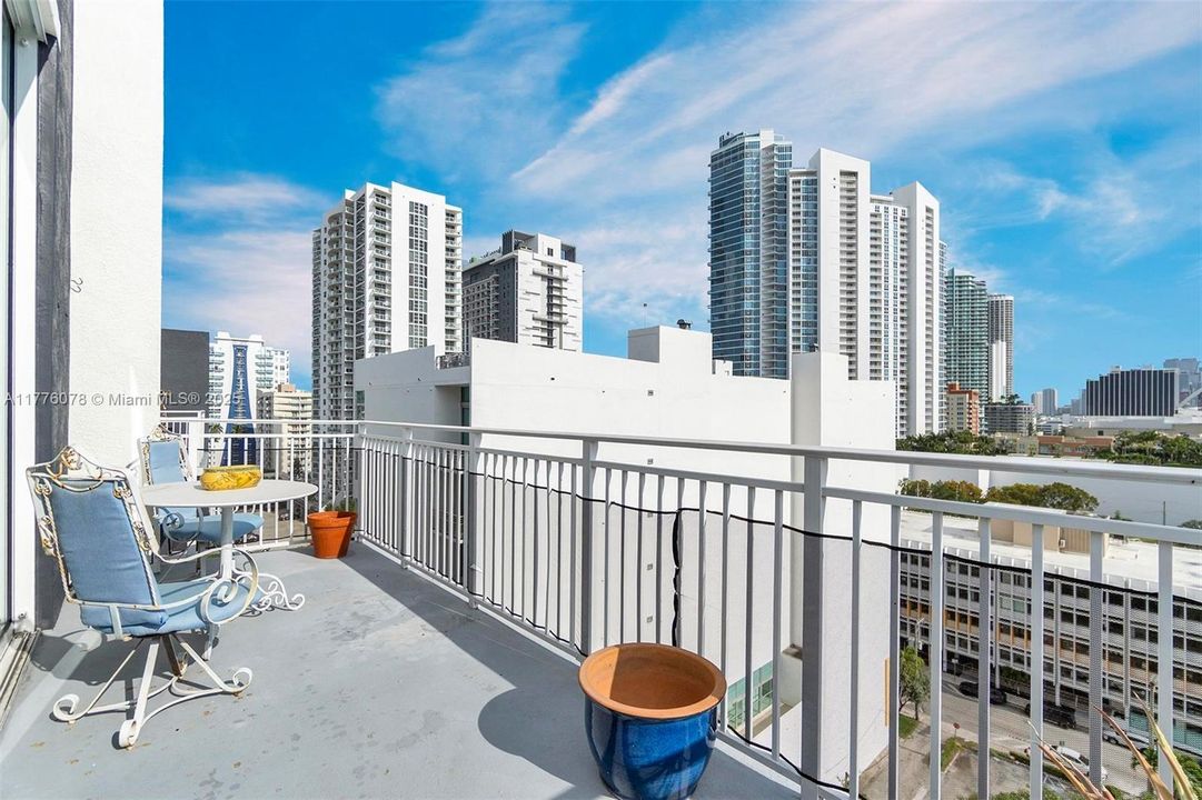 Active With Contract: $470,000 (1 beds, 1 baths, 985 Square Feet)