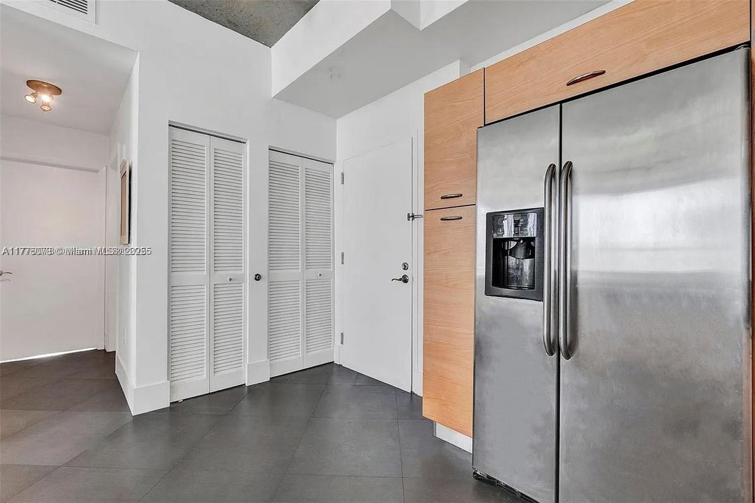 Active With Contract: $470,000 (1 beds, 1 baths, 985 Square Feet)