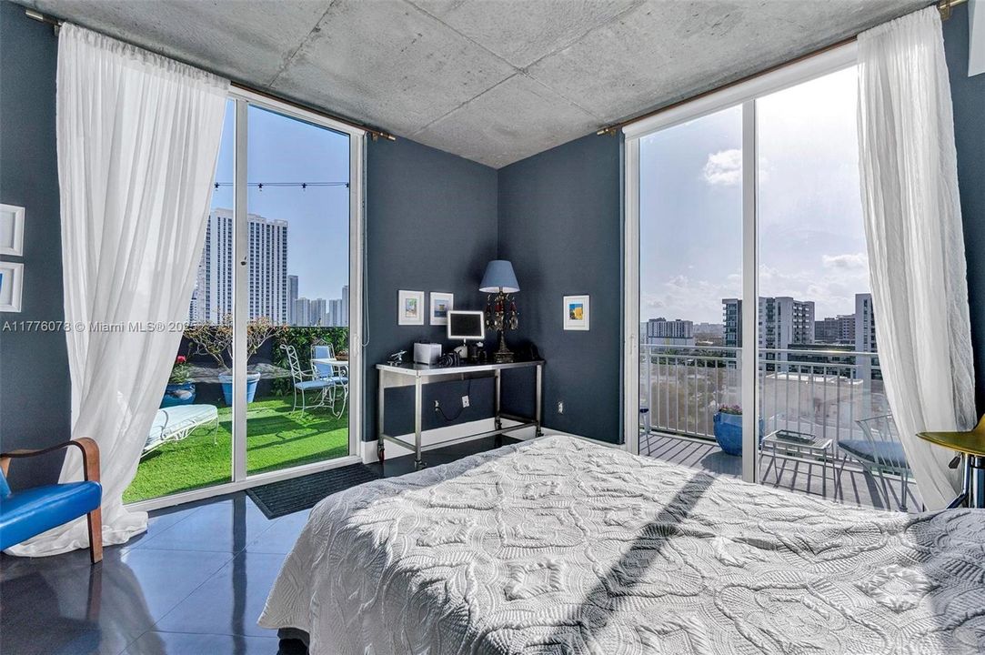 Active With Contract: $470,000 (1 beds, 1 baths, 985 Square Feet)