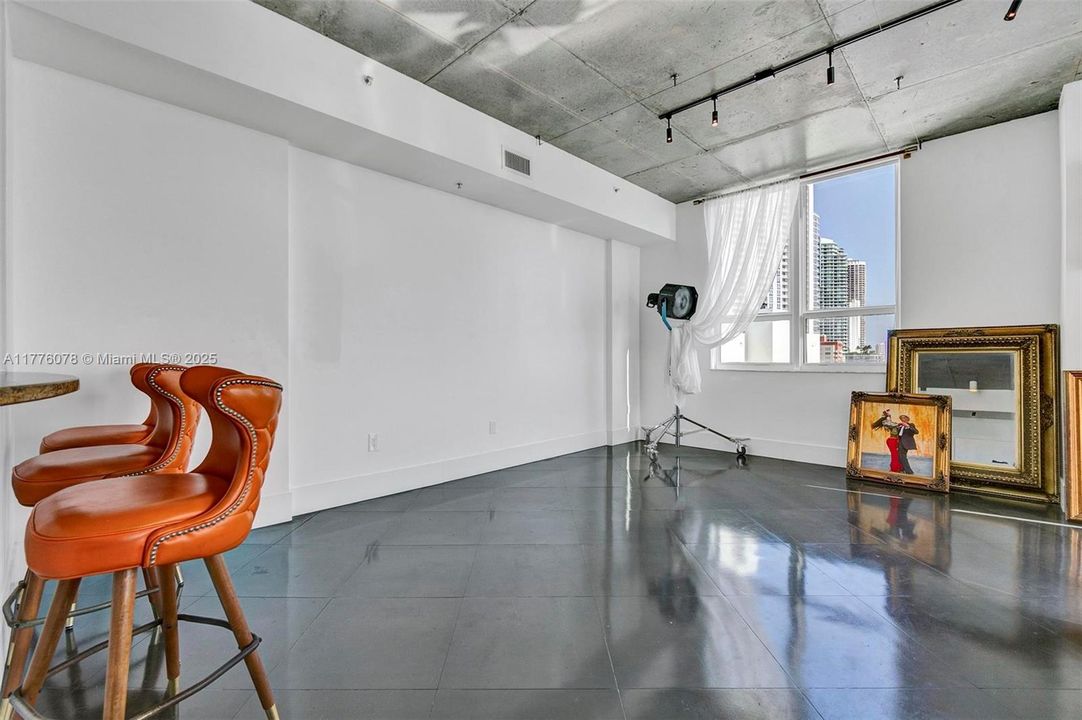 Active With Contract: $470,000 (1 beds, 1 baths, 985 Square Feet)