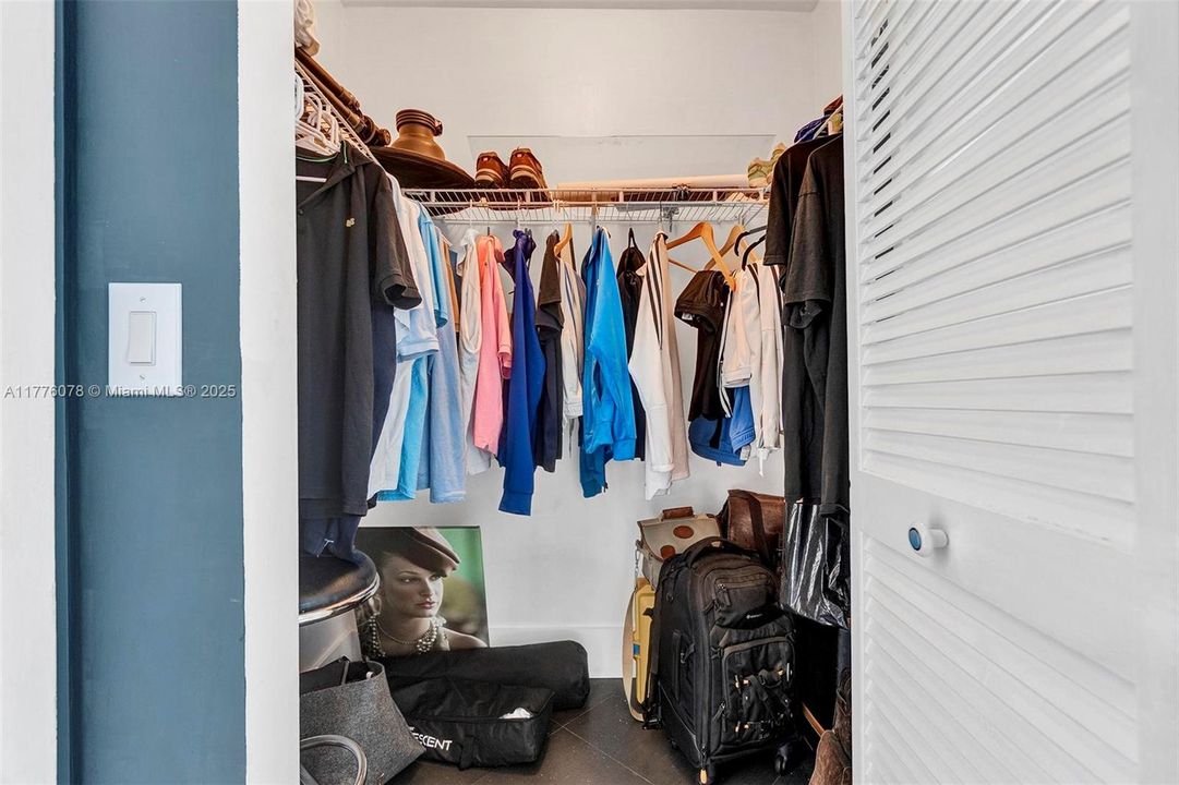 Active With Contract: $470,000 (1 beds, 1 baths, 985 Square Feet)