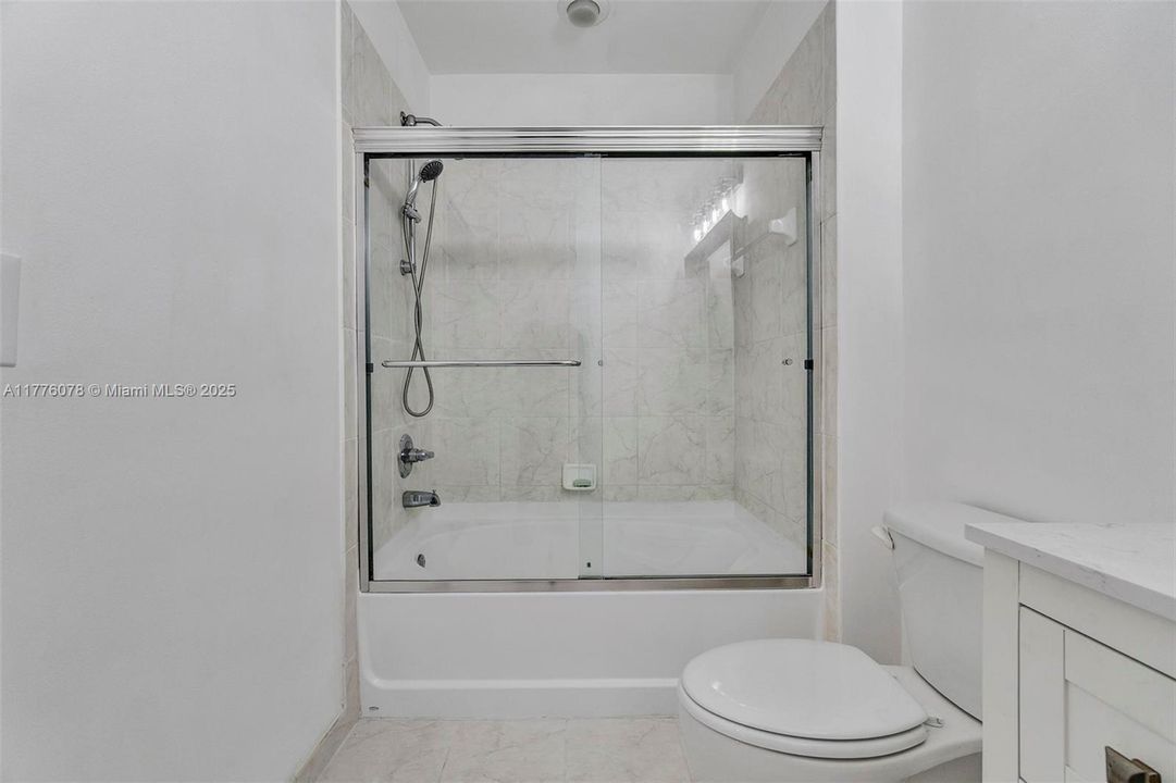 Active With Contract: $470,000 (1 beds, 1 baths, 985 Square Feet)