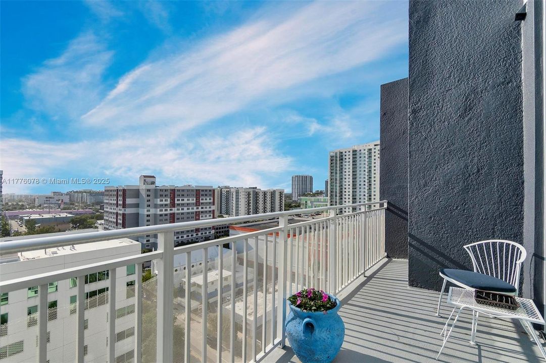 Active With Contract: $470,000 (1 beds, 1 baths, 985 Square Feet)