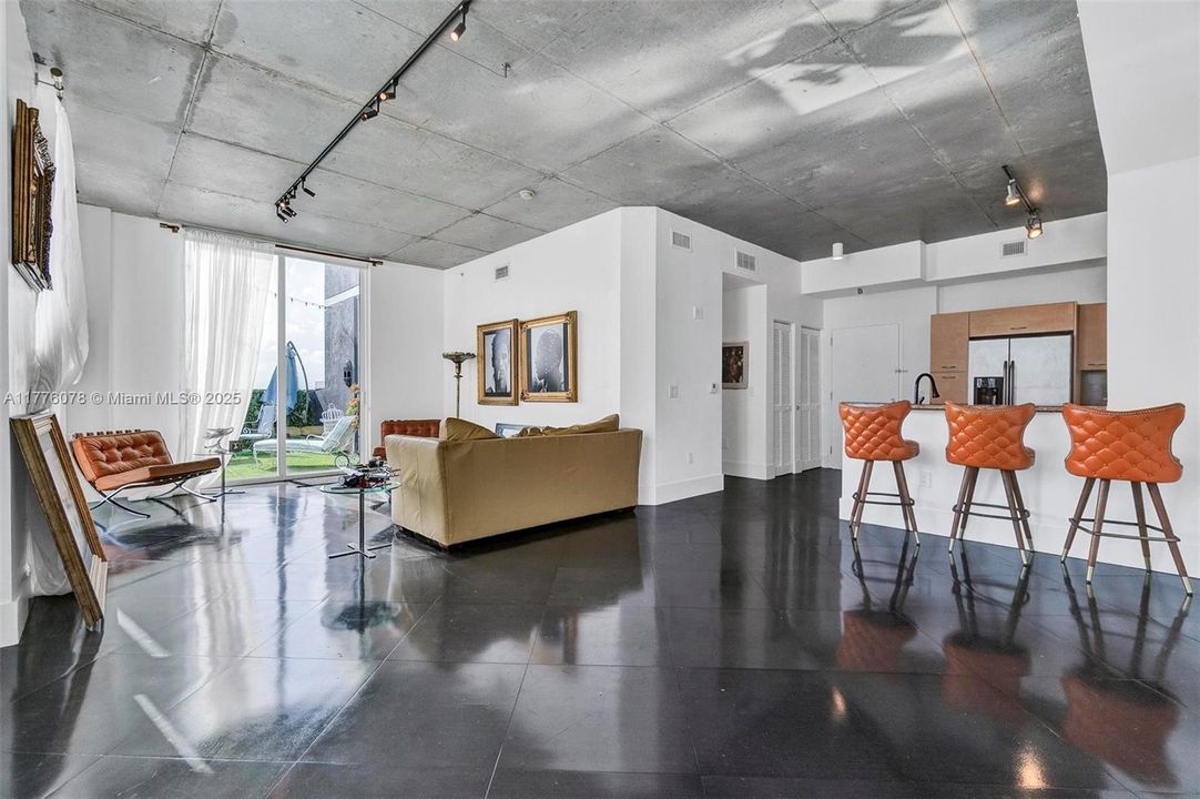 Active With Contract: $470,000 (1 beds, 1 baths, 985 Square Feet)