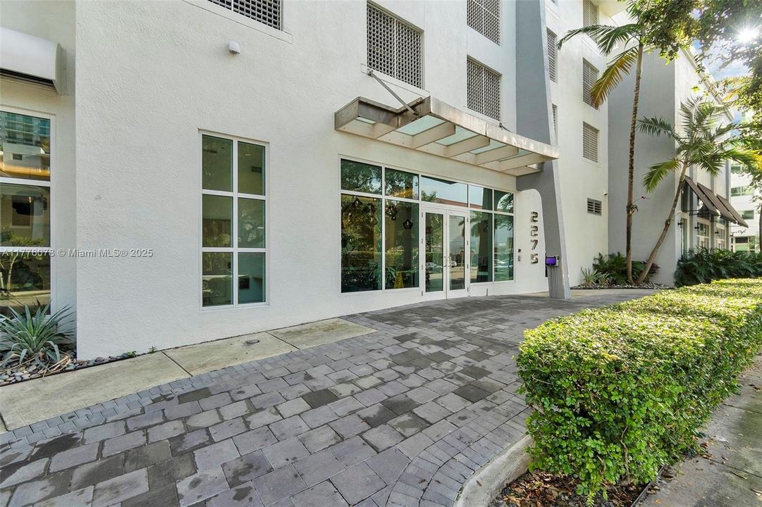 Active With Contract: $470,000 (1 beds, 1 baths, 985 Square Feet)