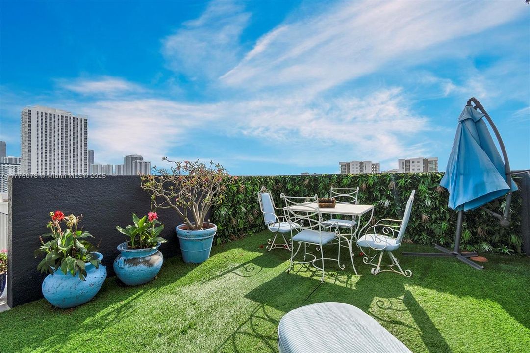 Active With Contract: $470,000 (1 beds, 1 baths, 985 Square Feet)