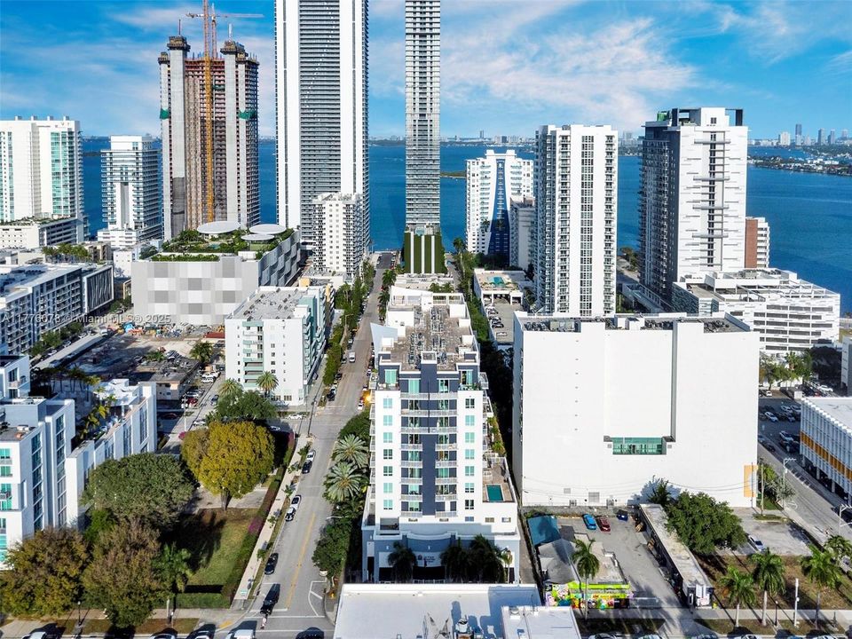 Active With Contract: $470,000 (1 beds, 1 baths, 985 Square Feet)