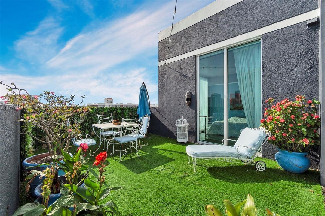 Active With Contract: $470,000 (1 beds, 1 baths, 985 Square Feet)