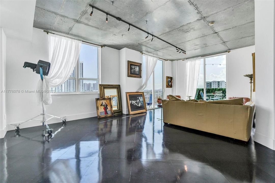 Active With Contract: $470,000 (1 beds, 1 baths, 985 Square Feet)