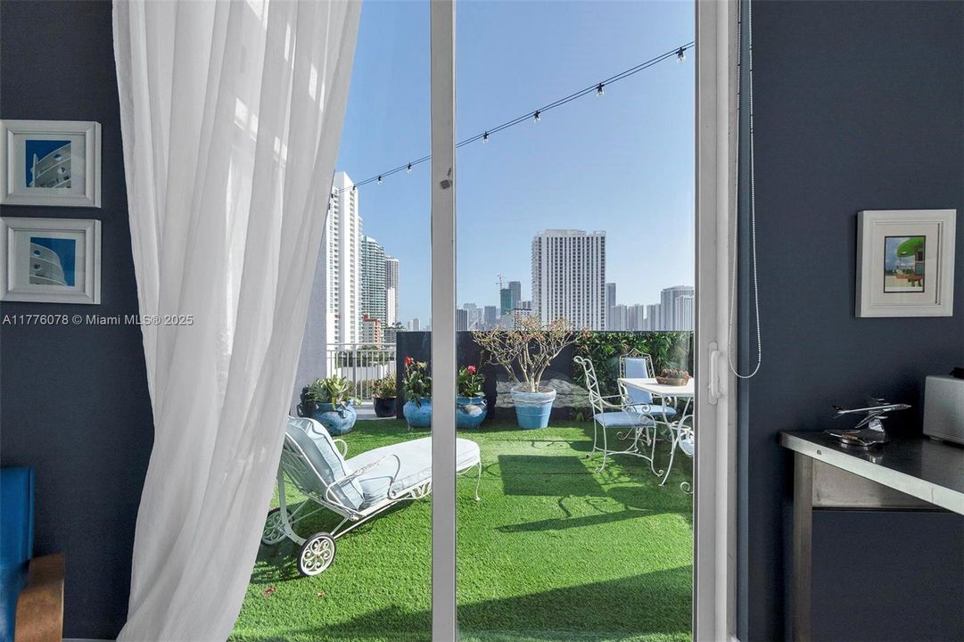 Active With Contract: $470,000 (1 beds, 1 baths, 985 Square Feet)