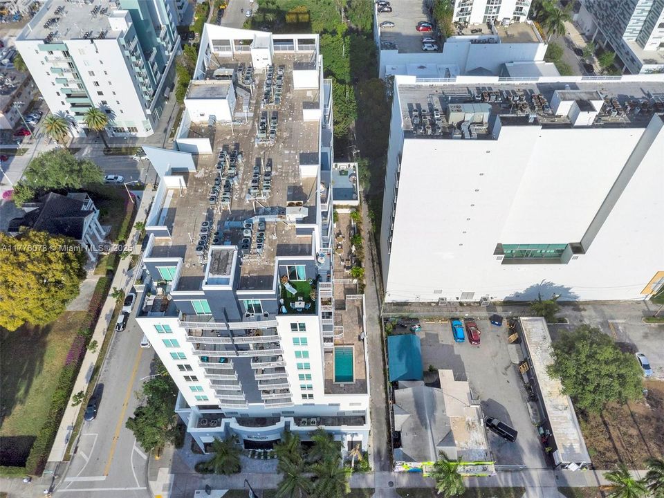 Active With Contract: $470,000 (1 beds, 1 baths, 985 Square Feet)