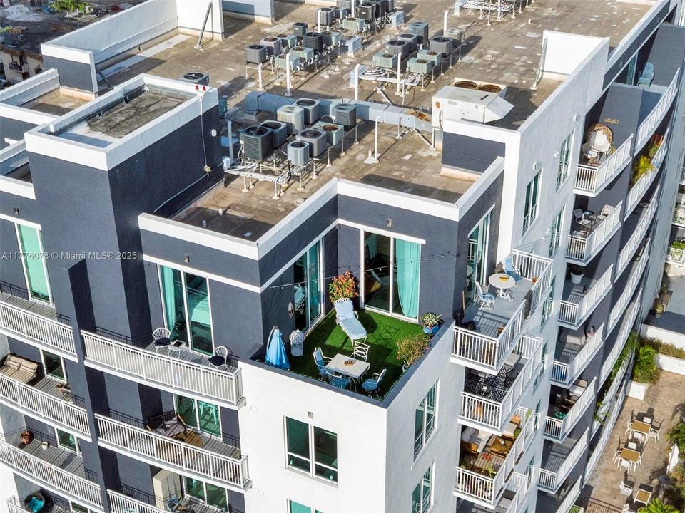 Active With Contract: $470,000 (1 beds, 1 baths, 985 Square Feet)