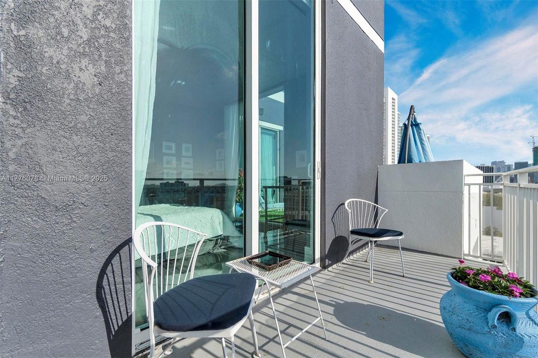 Active With Contract: $470,000 (1 beds, 1 baths, 985 Square Feet)