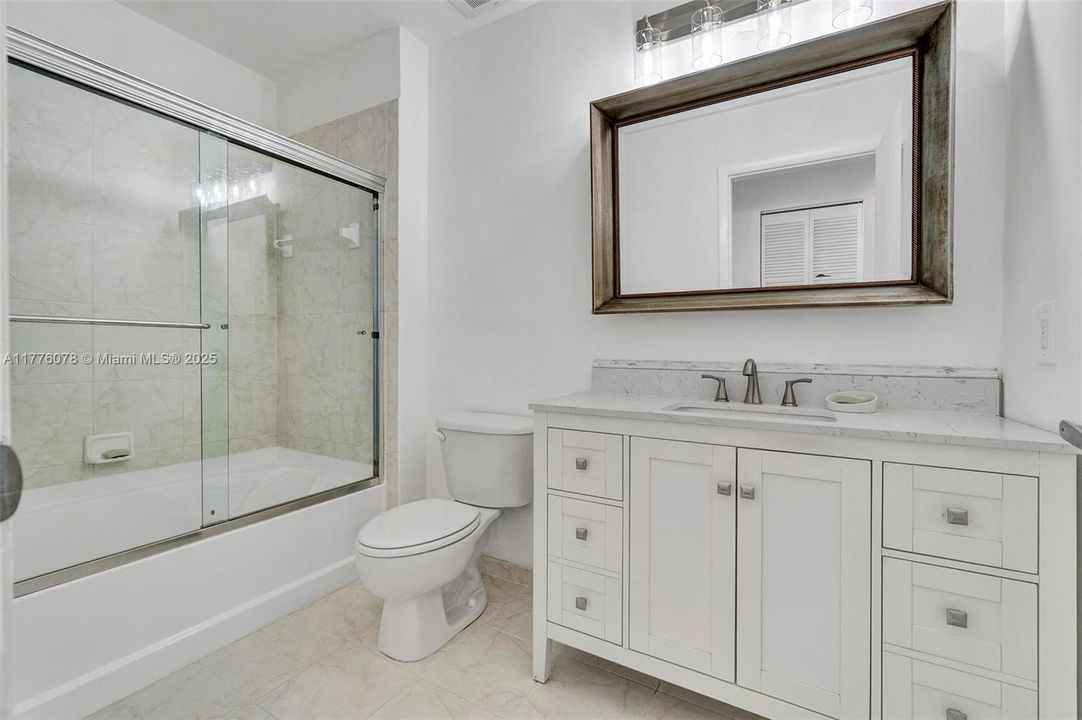 Active With Contract: $470,000 (1 beds, 1 baths, 985 Square Feet)