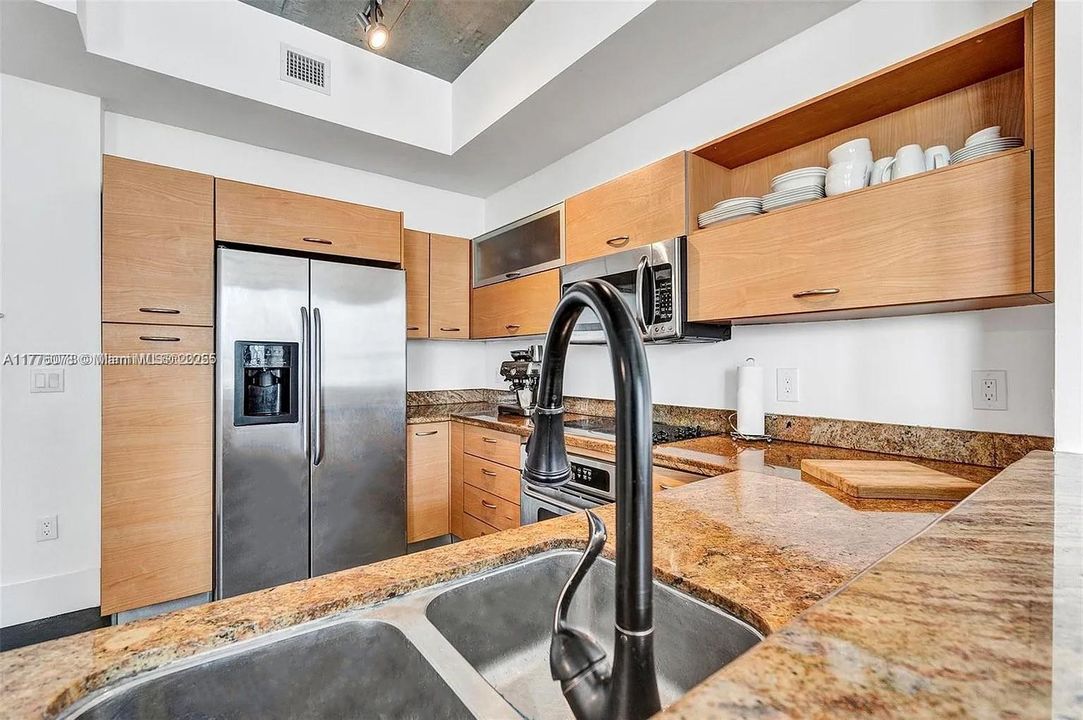 Active With Contract: $470,000 (1 beds, 1 baths, 985 Square Feet)