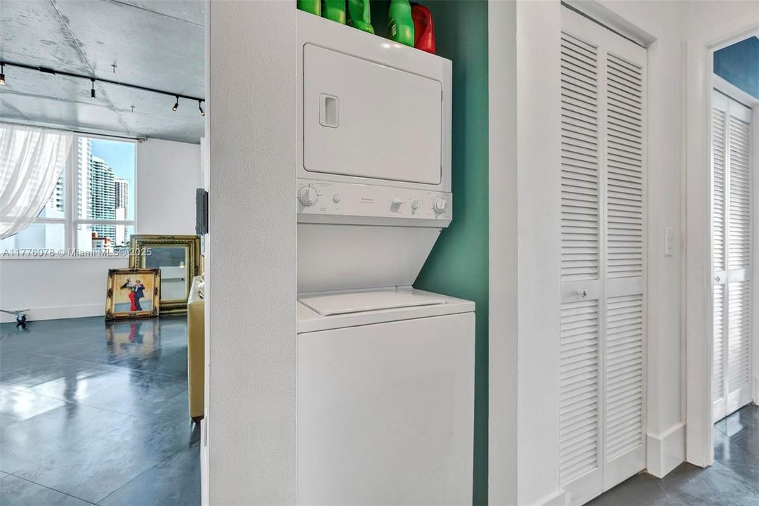 Active With Contract: $470,000 (1 beds, 1 baths, 985 Square Feet)