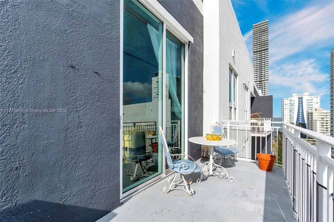 Active With Contract: $470,000 (1 beds, 1 baths, 985 Square Feet)