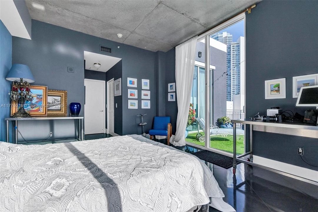Active With Contract: $470,000 (1 beds, 1 baths, 985 Square Feet)